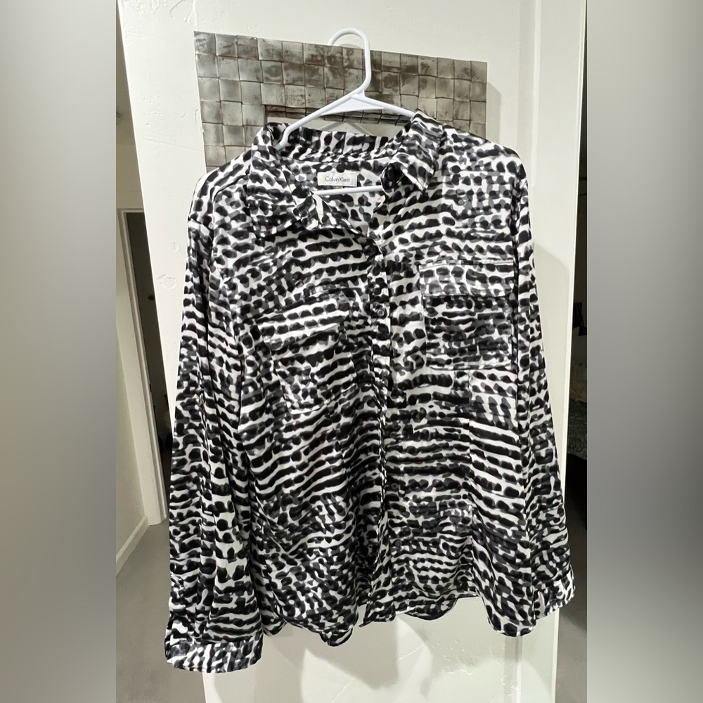 CALVIN KLEIN Long Sleeve Bottom Down Blouse